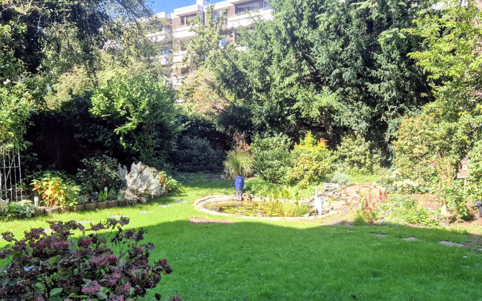 Der Garten in Niederkassel mit seinem kleinen See im September. Foto: kh