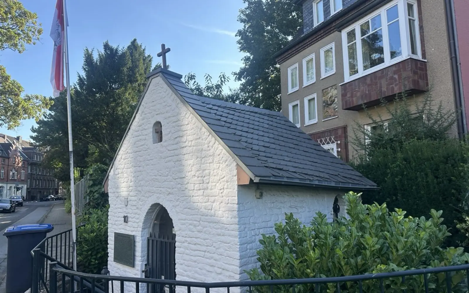 Das Heiligenhäuschen an der Straße „Am Heiligenhäuschen“ nahe der Rheinallee gilt als das älteste erhaltene Bauwerk in Oberkassel und wird seit 2016 vom St. Sebastianus Schützenverein Düsseldorf Oberkassel gepflegt.