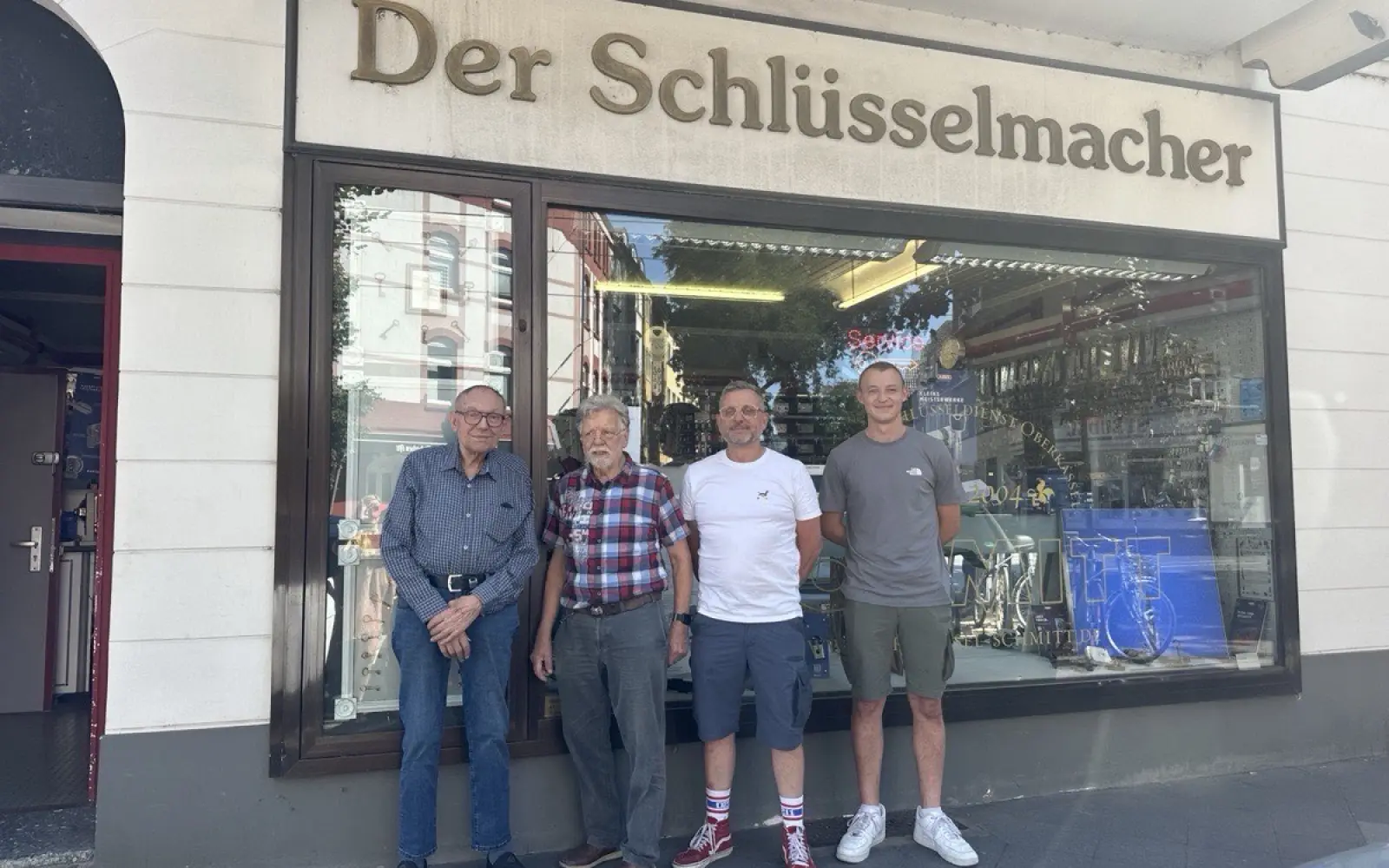 Schlüsseldienst Schmitt an der Belsenstraße 5 in Oberkassel ist seit 1904 in Familienhand und öffnet ab Montag, 7. September, zu neuen Zeiten. (von links): Hans Werner Streuber, Hans Schmitt, Christian Schmitt und Tom Schalke.