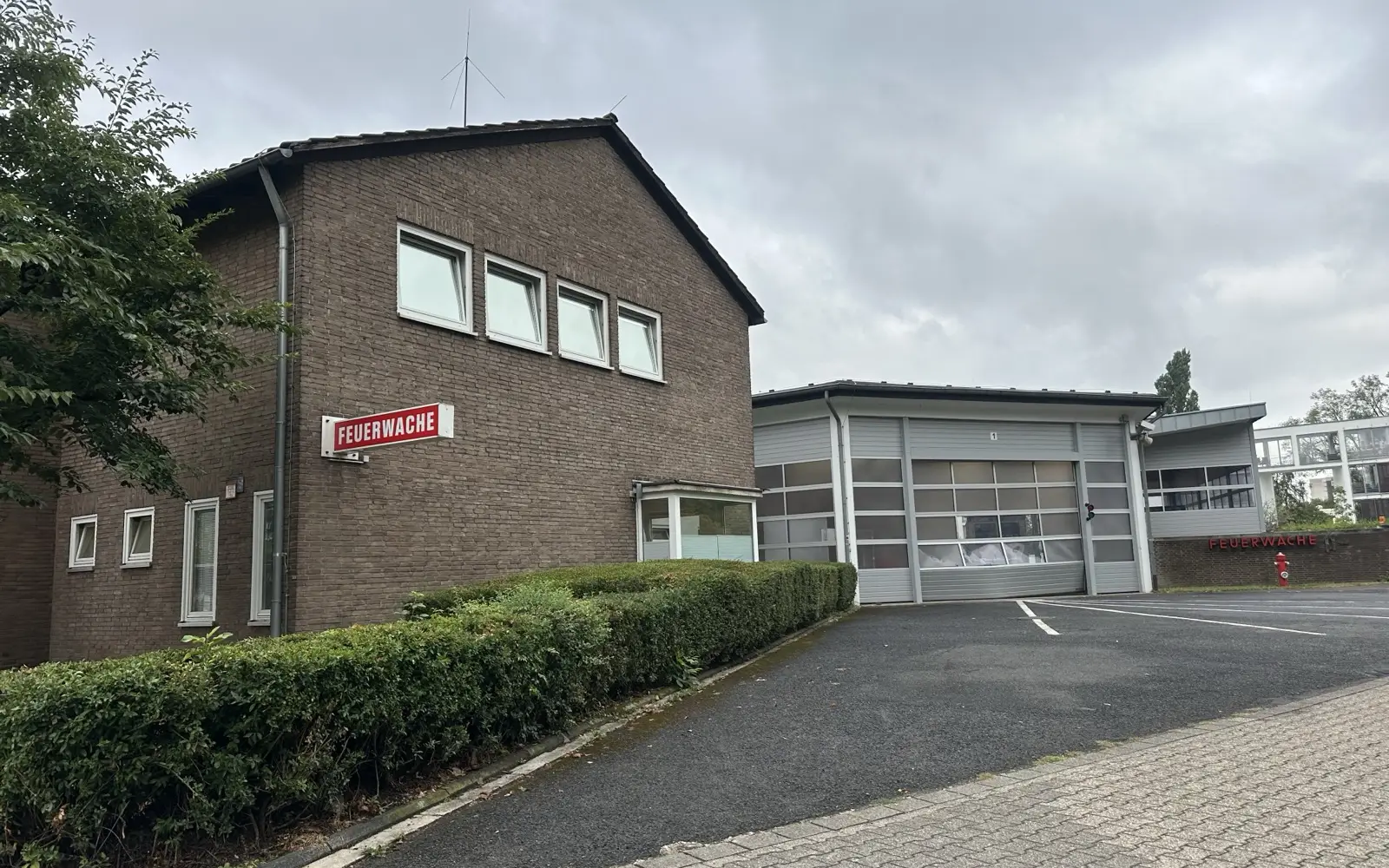Seit dem Ratsbeschluss vom 8. Mai 2024 ist offen, ob die Feuerwache 2 in Oberkassel an ihrem bisherigen Standort an der Quirinstraße bleibt. Foto: Karo Haller