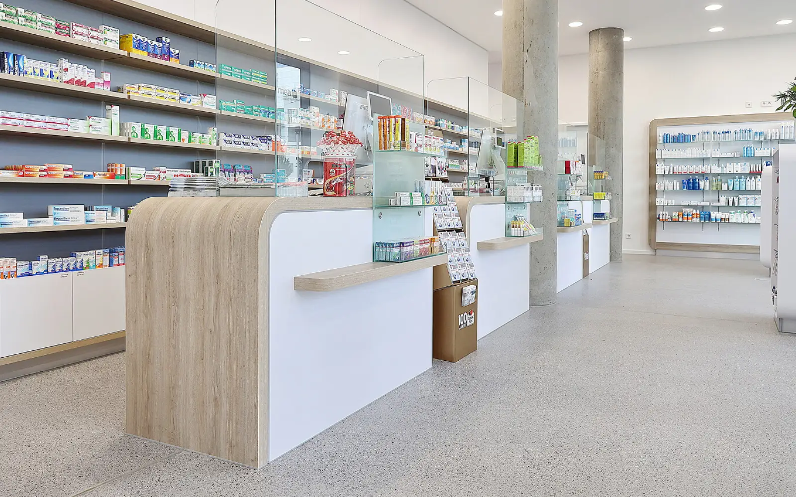 Carsten Simons führt die Dominikus-Apotheke in Oberkassel und wirbt dafür, Rat und Rezept vor Ort einzulösen statt im Versandhandel. Foto: privat