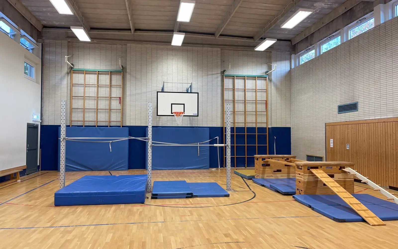Kinderturnen, Yoga, Mobility und Rückenfitness gehören zum Programm der Gymnastik-Abteilung des SC Düsseldorf West. Die Kurse laufen in der Turnhalle der Gemeinschaftsgrundschule Lörick an der Wickrather Straße 31. Foto: kh