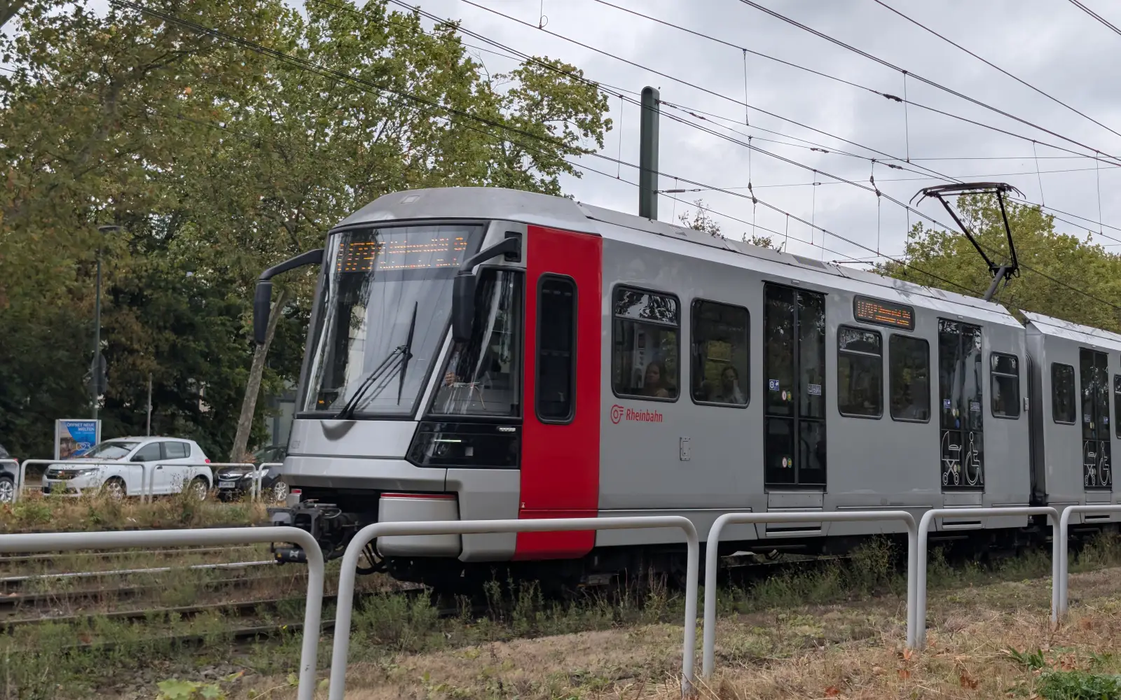 Fahrgäste reden am Barbarossaplatz beim neuen Nahverkehrsplan mit