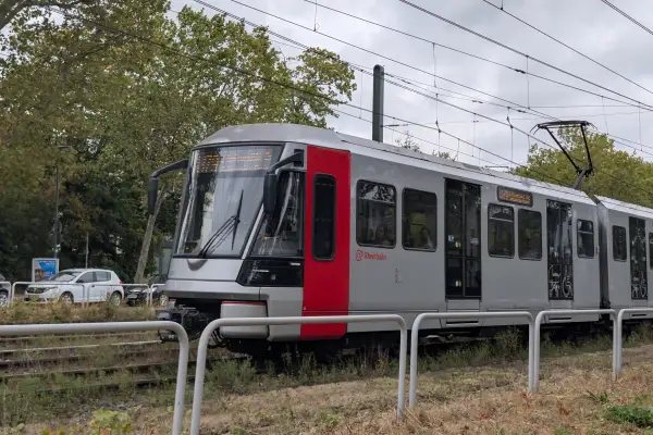Fahrgäste reden am Barbarossaplatz beim neuen Nahverkehrsplan mit
